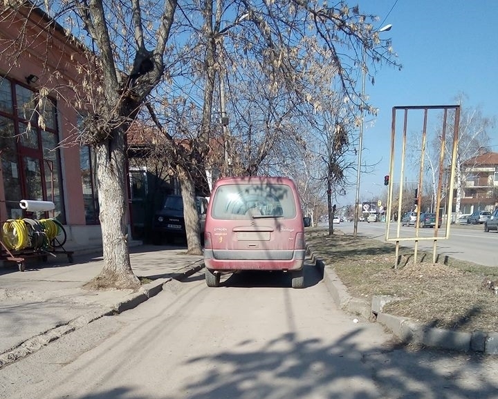 Пореден случай на безобразно паркиране потресе монтанчани Нагла шофьорка затапи