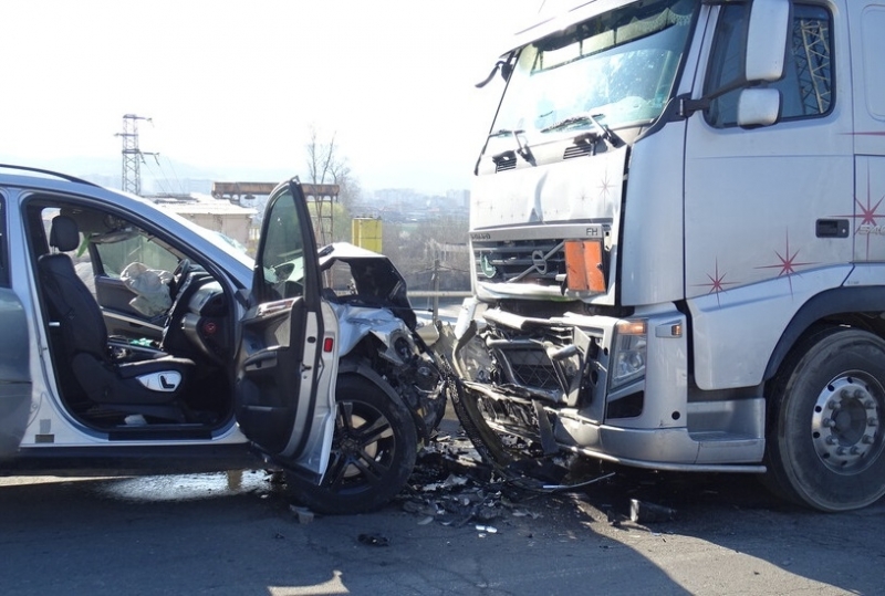 Тежка катастрофа е станала малко преди обед между Бяла Слатина