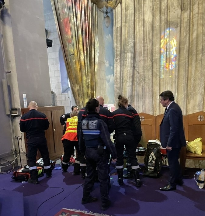 Свещеник е бил нападнат с нож в църква в Ница