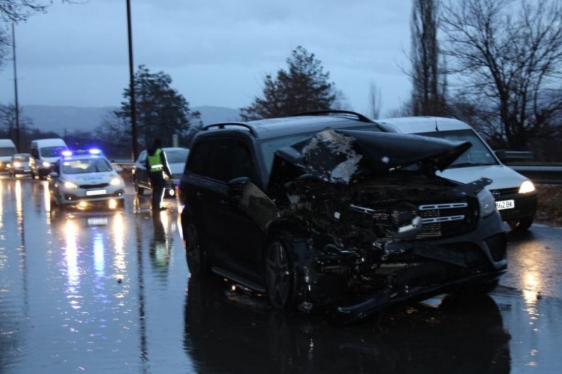 Вода от проливния дъжд тази нощ заля Е 79 на изхода
