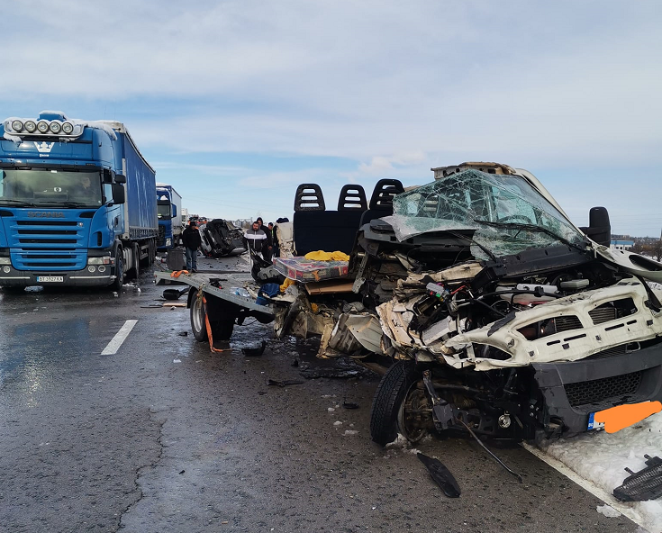 Врачанин се заби с бус с платформа в ТИР на