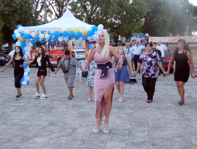 С концерт на певицата Юнона започна традиционният събор на Ковачица  
Кметът