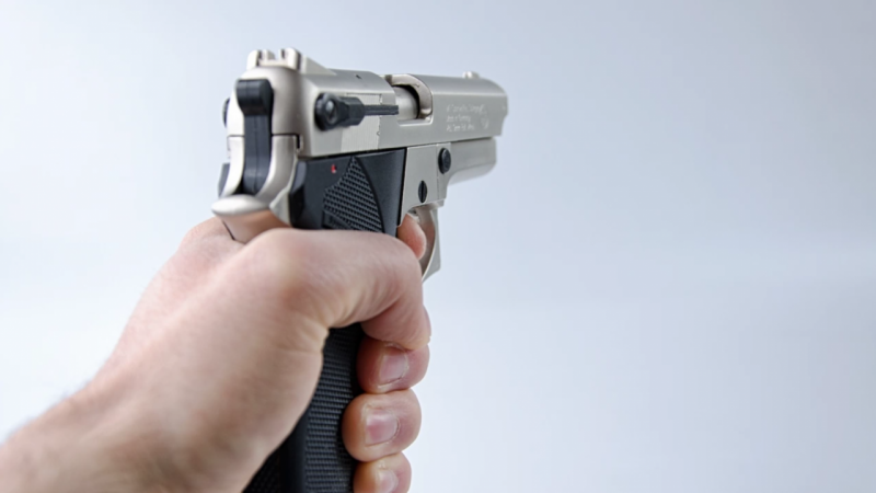 79-годишен мъж заплаши с детски пистолет касиерка в поща в Плевен
