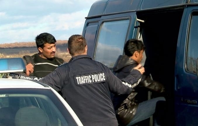 Задържаха каналджия от Видин и 15 чужденци край Тимок при