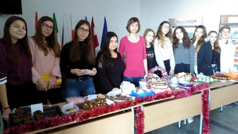 Коледен благотворителен базар се проведе днес в Гимназията с преподаване