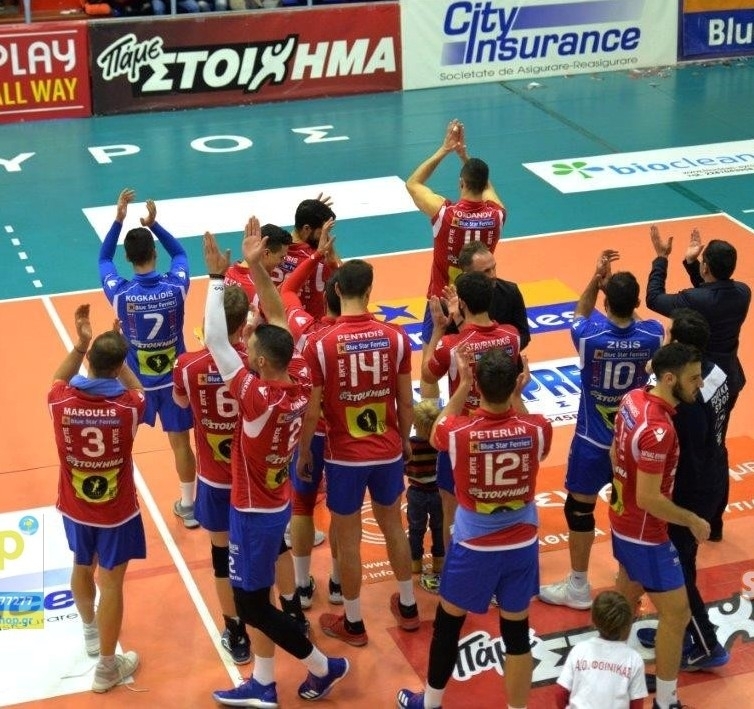 Тимът на Фойникас Сирос с българският диагонал Боян Йорданов в състава атакува