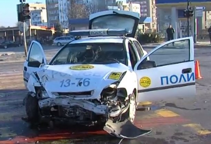 Мъж и жена са починали а трима са тежко ранени при