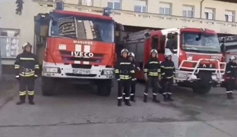 Врачанските пожарникари излязоха на протест Те се събраха пред сградата