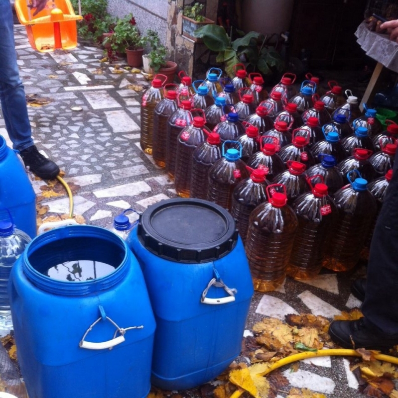 3 455 литра нелегална ракия задържаха митнически служители при проверка