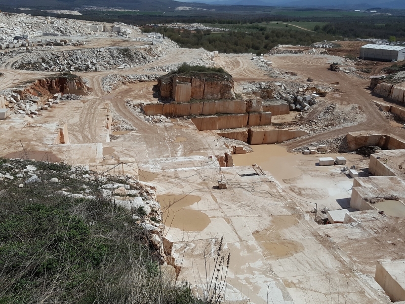 Частен съдебен изпълнител обяви на търг кариера в мездренското село