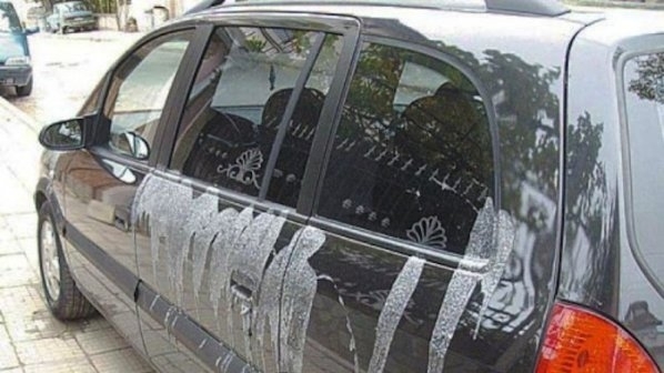 Неизвестен мъж е залял лек автомобил с киселина в Лом