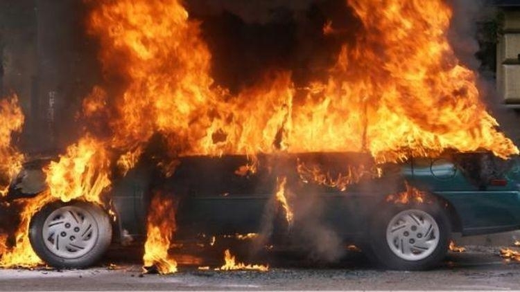 Запалиха колата на ломчанин във Видин посред бял ден съобщиха