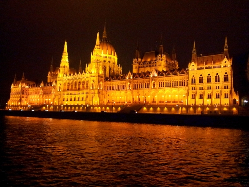 Най малко седем души са загинали и близо 20 са в