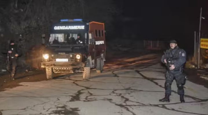 След смъртта на мъж заради дрога: Протестиращи потрошиха имоти на наркодилър в Ботевград
