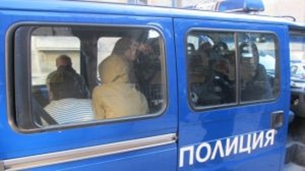 Полицията е претърсвала къщи и паркинги във Враца за незаконно