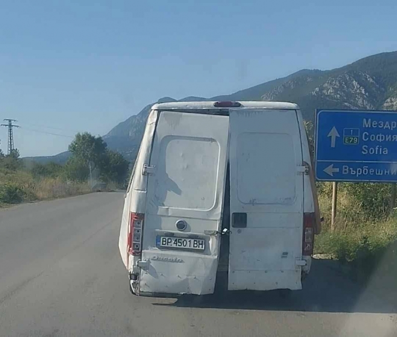 Разпадащ се бус бе заснет на околовръстното на Враца видя