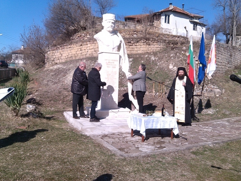 Бюст паметник на опълченеца Ангел Въцов откриха в монтанското