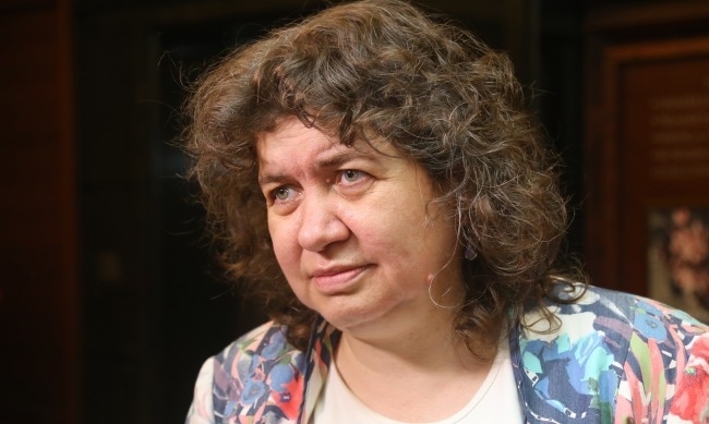 Лидерът на БСП Корнелия Нинова призова президента Румен Радев да