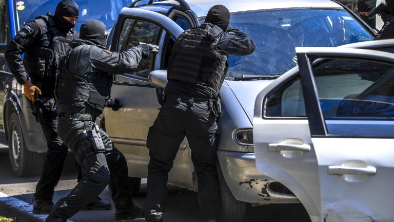 Властите в съседна Македония провеждат мащабна спецакция за борба с