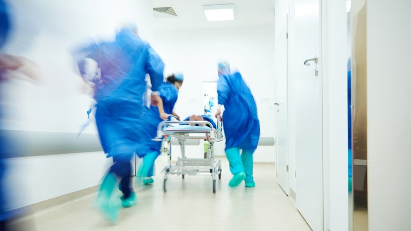 Мъж е в тежко състояние след като е паднал в изкоп на строяща