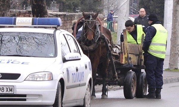 Униформени служители на са задържали трима мъже и непълнолетно момче