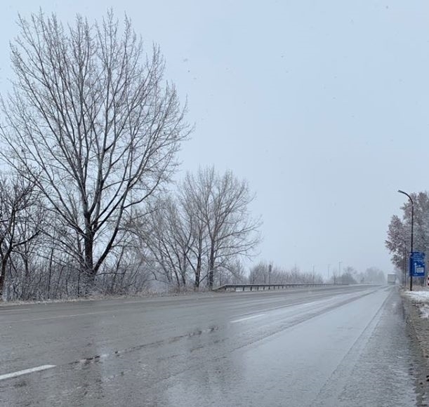 Слаб сняг вали на прохода Петрохан каза дежурният служител в