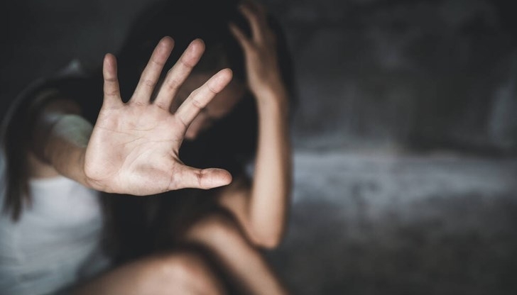 Млада жена е в болница след като е била жестоко