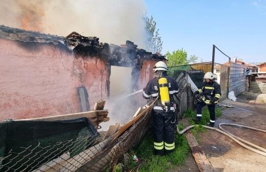 Ужасяващ инцидент! Огромен пожар изпепели къща в Лом