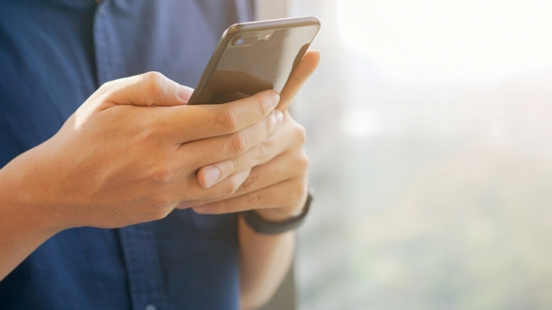 Навън само срещу SMS От две седмици съседите ни в