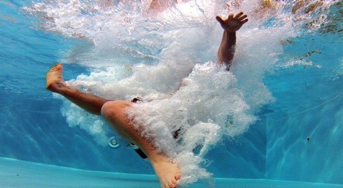 4 годишно дете оставено без надзор от родителите си които са