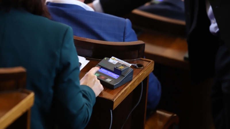 Депутатите гласуваха да променят дневния си ред Като точка едно