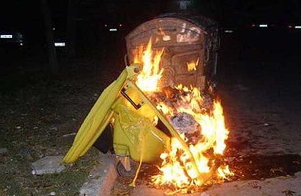 Пожарникарите в Мездра са гасили горящ контейнер за разделно събиране