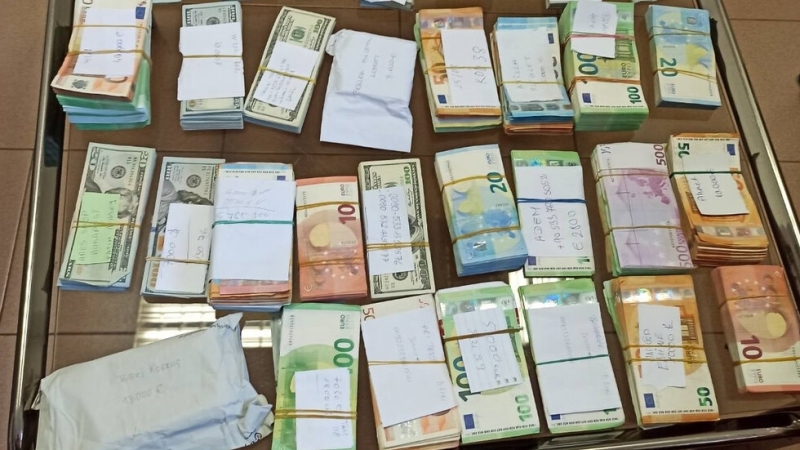 Митнически служители от Териториална дирекция Митница Русе откриха недекларирана валута