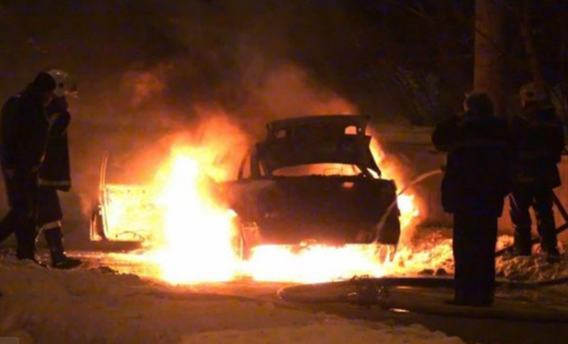 Кола горя като факла на паркинг във Враца съобщиха от
