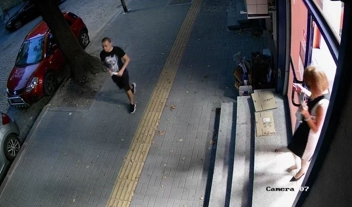 Вчера 17 годишно момиче беше атакувано и прободено 11 пъти от