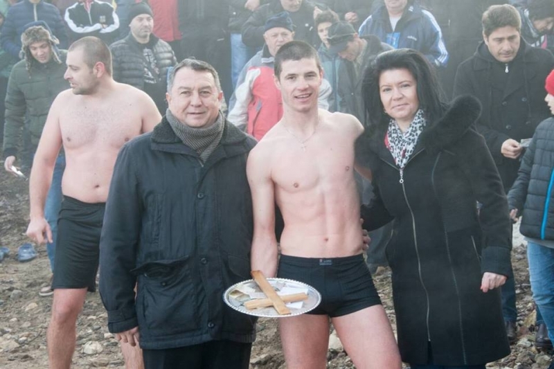 Двадесет и четири годишният Денис Гърлов беше щастливецът който пръв