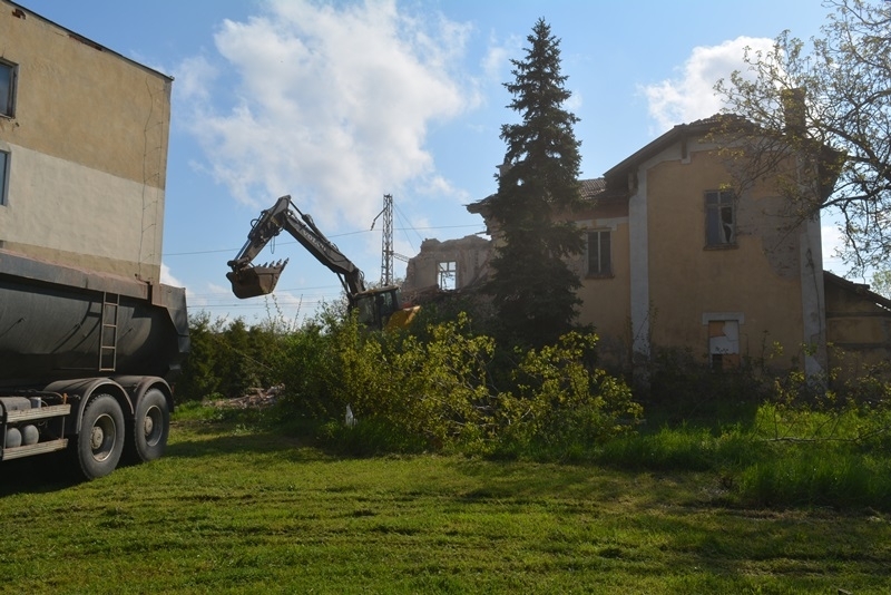 Със заповед на кмета Златко Живко днес започна събарянето на