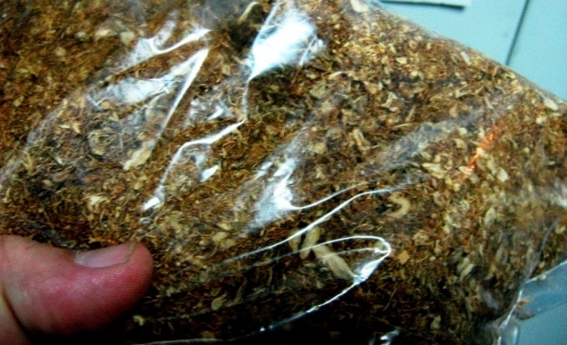 Иззеха пликове с нелегален тютюн във врачанско село съобщиха от