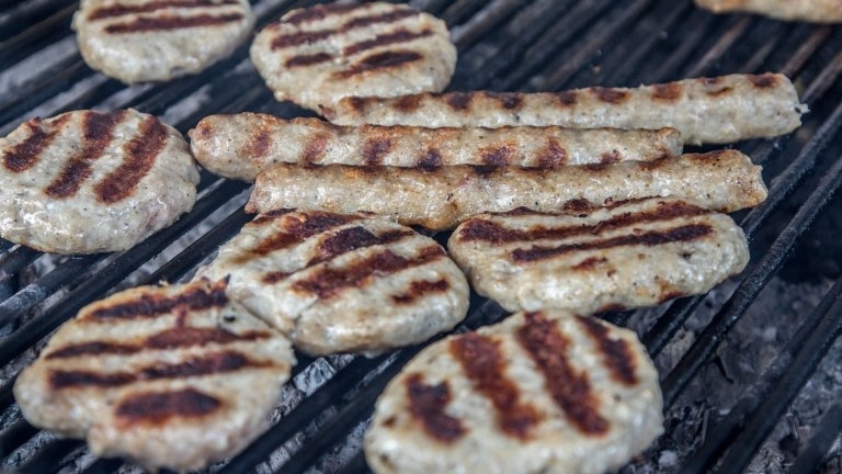 Гладен апаш е решил да подреди празнична трапеза с храна