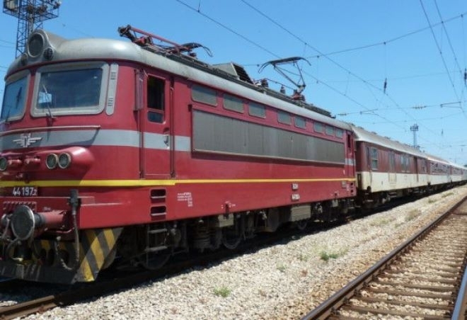 Бързият влак от София за Варна удари кола, неправомерно пресичаща железопътен