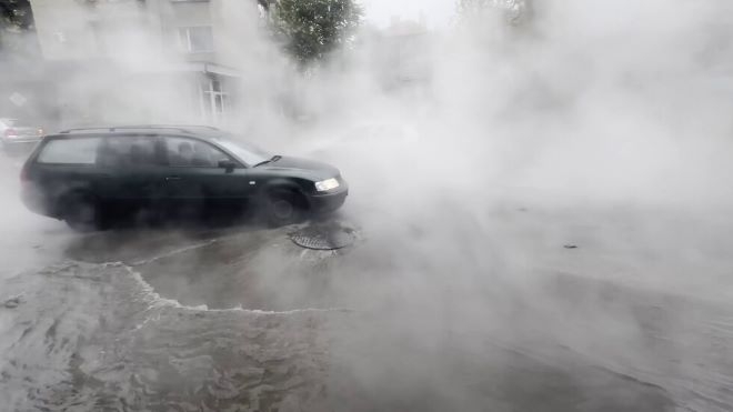 Вряла вода изригна в центъра на Плевен и образува локално наводнение /снимки/