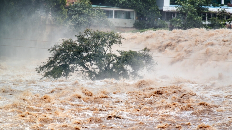 Тежки наводнения в Южен Китай принудиха десетки хиляди да се