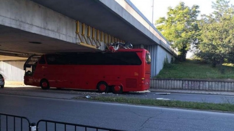 Нелеп инцидент шокира пловдивчани рано тази сутрин Автобус се заклещи