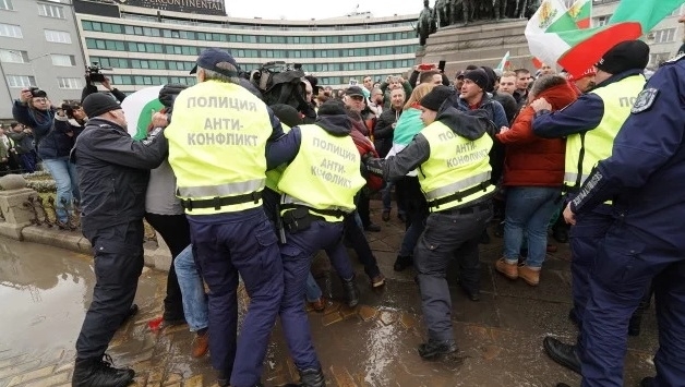 Хотелиери и ресторантьори не отмениха протеста си пред Народното събрание