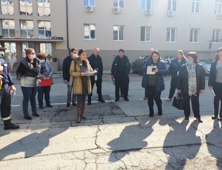 По предложение на кмета Калин Каменов на всички работещи в