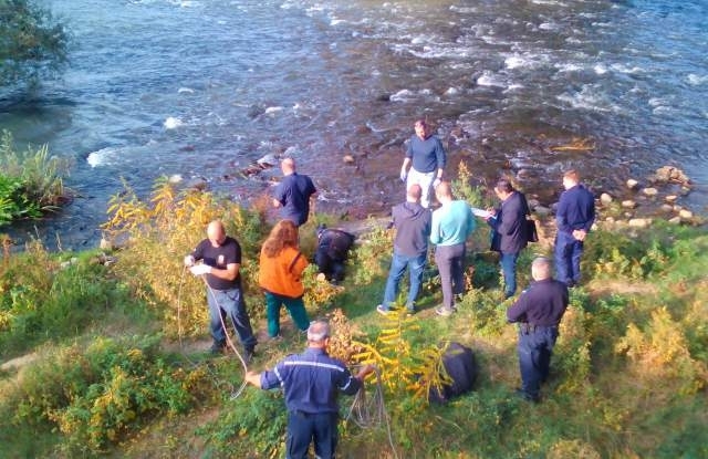 Двама пожарникари вързани с въжета изтеглиха тялото на удавник от водите