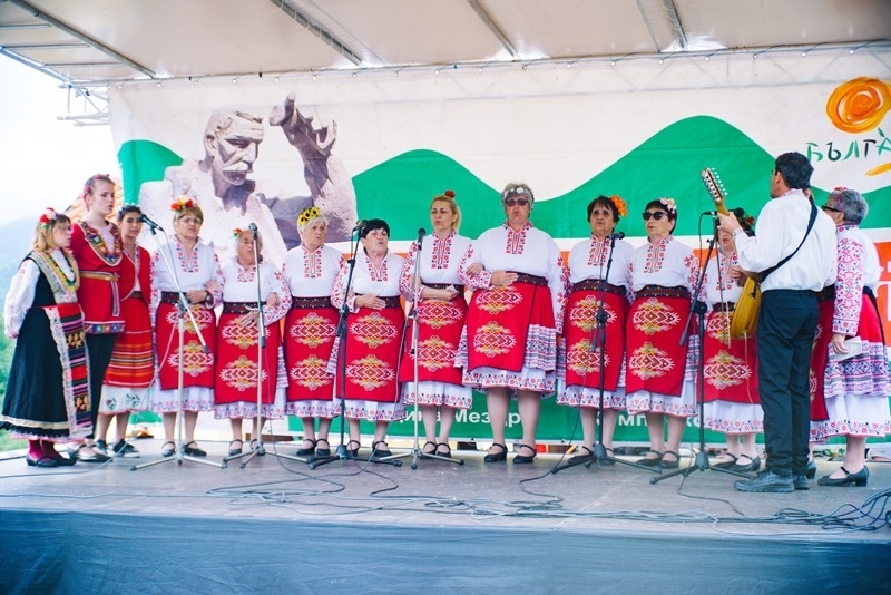 Повече от 550 самодейци танцьори певци и инструменталисти от