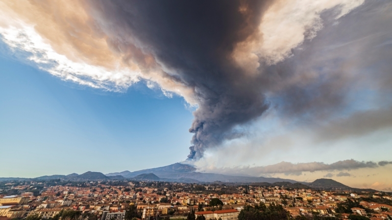 Черен сняг валя в Сицилия, след като вулканът Етна отново изригна