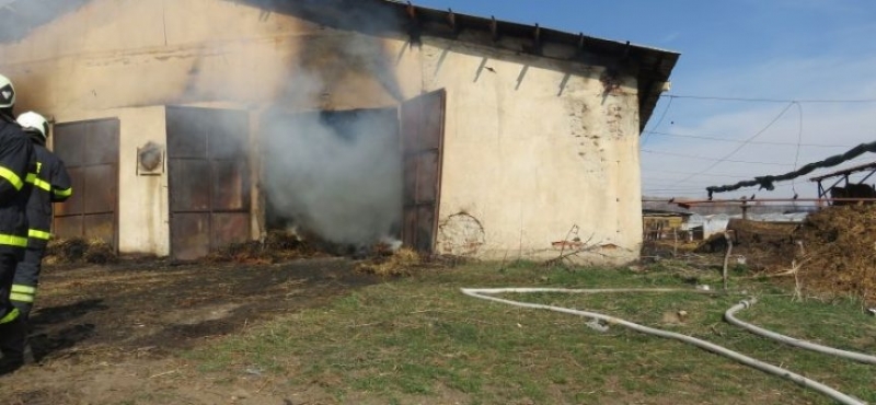 Покрив и сено изгоряха при пожар в Монтанско съобщиха от