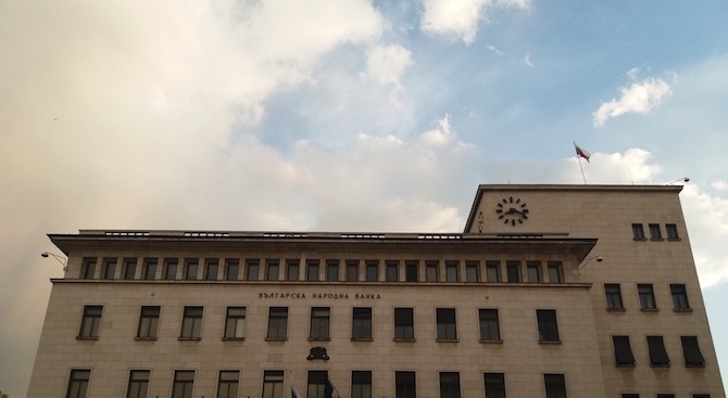 Средният лихвен процент на бизнеса по депозитите с договорен матуритет